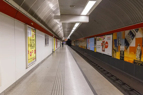 Maďarsko, Budapešť - 15. dubna 2016:One stanic metra v Bu — Stock fotografie
