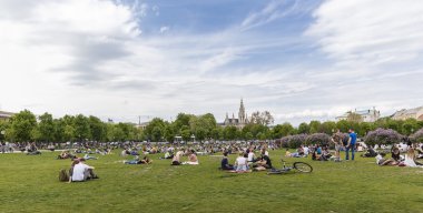 Avusturya, Viyana - 17 Nisan, 2016:People ' ın bahçesinde dinlenme