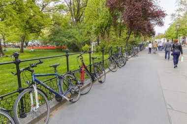 Avusturya, Viyana - 17 Nisan, 2016:Bicycles önünde kurulmasını Park