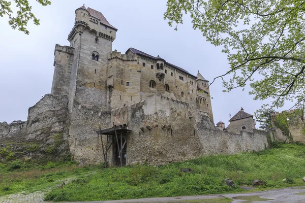 Lichtenstein Castle está localizado perto de Maria Enzersdorf ao sul de Vi — Fotografia de Stock