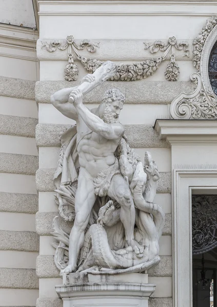 Összetétele a munkájuk gyümölcsét a Hercules Hofburg Palace.A előtt — Stock Fotó