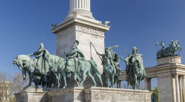 Budapeşte 'deki Heroes Meydanı' nda heykeller