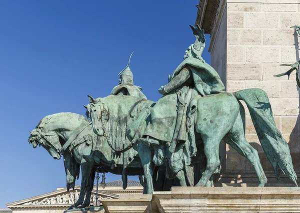 Budapeşte 'deki Heroes Meydanı' nda heykeller