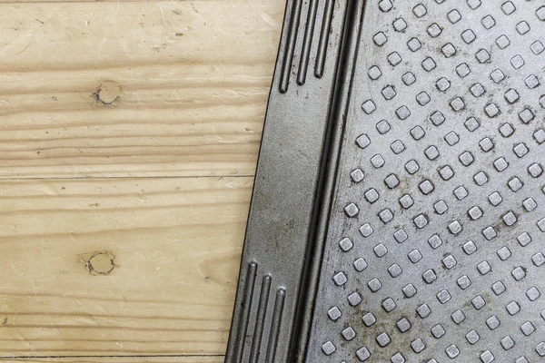 A panela de metal para cozinhar alimentos no forno em uma superfície de madeira — Fotografia de Stock