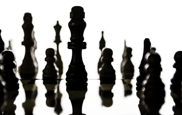 Schachfiguren arrangiert auf einem Schachbrett mit einem Fokus auf die Figur — Stockfoto