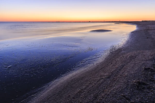 Praia costeira no Mar Cáspio perto de Baku ao nascer do sol.Azerbaijão — Fotografia de Stock