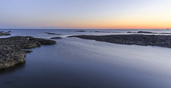 Felsen an der Küste des Kaspischen Meeres in der Nähe von Baku bei Sonnenaufgang. — Stockfoto