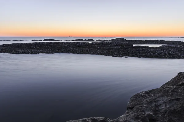 日出时的近巴库里海海岸的岩石。Azerb — 图库照片