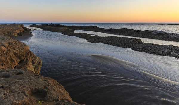 Rochers sur la côte de la mer Caspienne près de Bakou au lever du soleil.Azerb — Photo