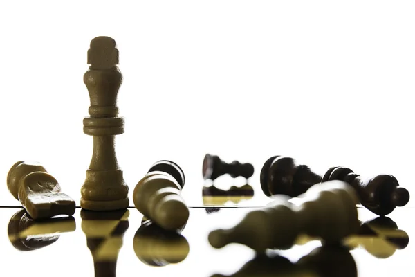 Schachfiguren von König, die auf einem Schachbrett stehen. — Stockfoto