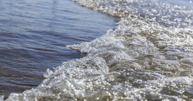 Bakü yakınındaki Hazar Denizi'nin sahilde dalgaların kret