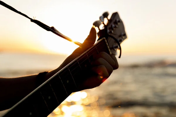 Jonge kerel een gitaar spelen bij zonsondergang (Soft Focus) — Stockfoto