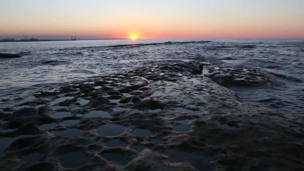 Baku.Azerbaijan 近くのカスピ海の海岸の夕日 — ストック動画