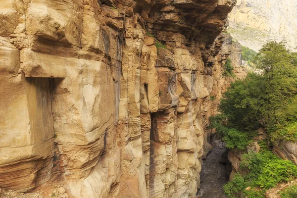 Rivière Gudialchay dans un canyon de montagne près du village de Griz.G — Photo