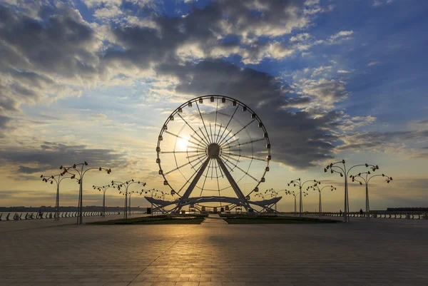 Ruota panoramica al Baku Boulevard all'alba — Foto Stock