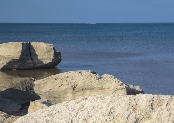 Denizin Sığ Sularından Sonra Kıyıda Kaya Parçaları Vardı — Stok fotoğraf