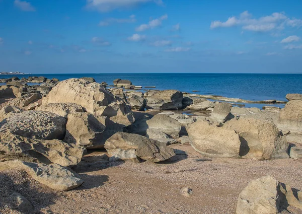 Głazy Skalne Leżące Wybrzeżu Płyciźnie Morza — Zdjęcie stockowe
