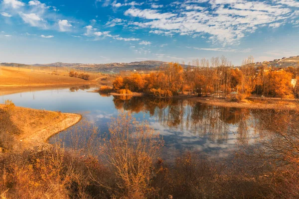 ทะเลสาบในหม านในหน งในภ ภาคของอาเซอร ไบจานในฤด ใบไม — ภาพถ่ายสต็อก