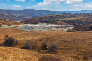 Pirkuli, Azerbaycan - 02 Kasım 2020: Çamur volkanı kraterinden dökülen çamur desenleri