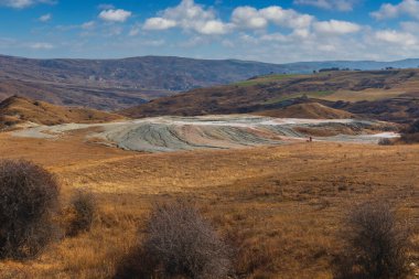 Pirkuli, Azerbaycan - 02 Kasım 2020: Çamur volkanı kraterinden dökülen çamur desenleri