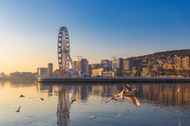 Bakü, Azerbaycan - 04 Aralık 2020: Bakü 'deki sahil bulvarında sabahın erken saatlerinde