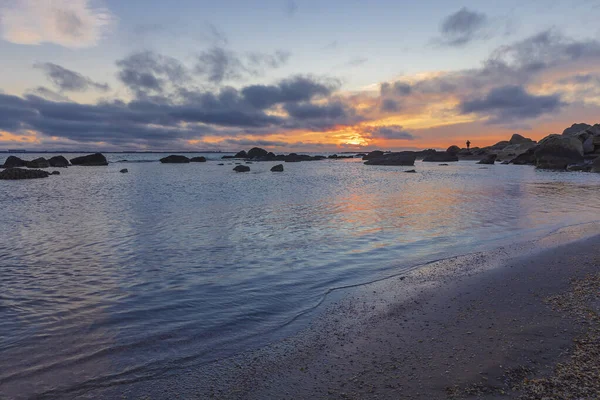 Deniz Kıyısında Gün Doğumu Kayalarla — Stok fotoğraf