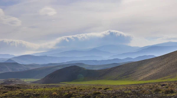 Góry Mgle Przechodzące Warstwy Perspektywę — Zdjęcie stockowe