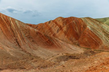 Azerbaycan 'daki renkli Khizi dağları zencefilli ekmek gibi.