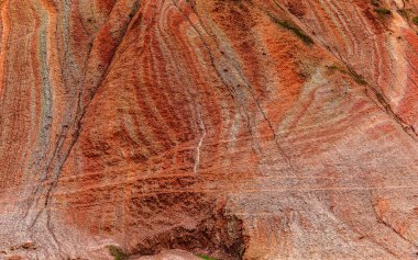 Azerbaycan 'daki renkli Khizi dağları zencefilli ekmek gibi.