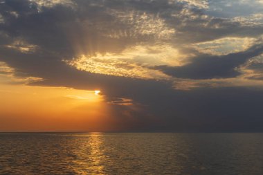 Hazar Denizi üzerinde güzel bir gün batımı