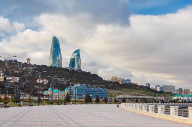 Bulutlu havada Baku Primorski Bulvarı