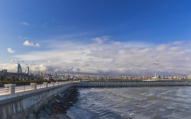 Bakü 'deki Hazar Denizi kıyısında fırtına