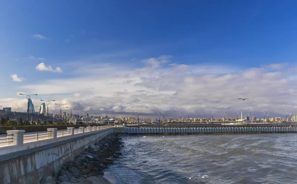 Bakü 'deki Hazar Denizi kıyısında fırtına