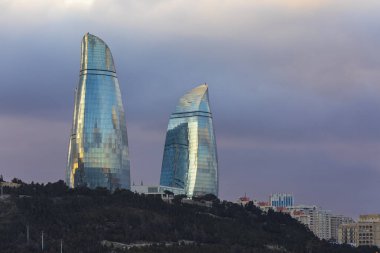 Bakü, Azerbaycan - 04 Mart 2021: Alev Kulelerindeki bulutlu gökyüzünün yansıması