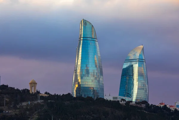 Bakü Azerbaycan Mart 2021 Alev Kulelerindeki Bulutlu Gökyüzünün Yansıması — Stok fotoğraf