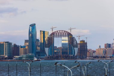 Bakü, Azerbaycan - 04 Mart 2021: Bakü 'deki modern binaların geliştirilmesi