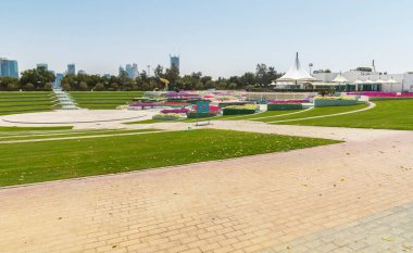 Dubai 'deki Al Mamzar plajındaki parkta çiçek amfi tiyatrosu.