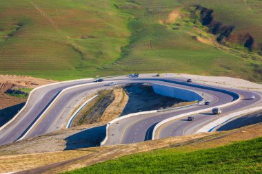 Dağlardaki geçitten geçen yol.