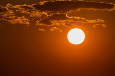 Gün batımında güneşi kapat