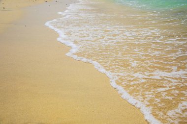 Dubai 'de dalgalı turkuaz dalgalar.