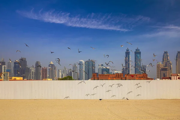 Racci Létající Pozadí Dubajských Mrakodrapů — Stock fotografie