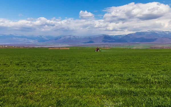 Trator Dirigindo Através Campo Polvilhe — Fotografia de Stock