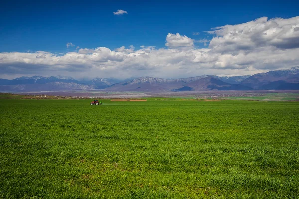 Tractor Conduciendo Través Del Campo Rociándolo — Foto de Stock