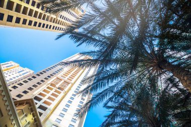 Dubai, BAE - 04 Mart 2021: Aşağıdan yukarıya gökdelenin görüntüsü