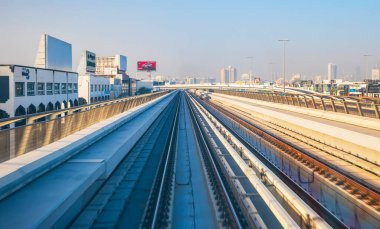 Dubai, BAE - 04 Mart 2021 Dubai Metro. Altın arabanın kokpitinden görüntü