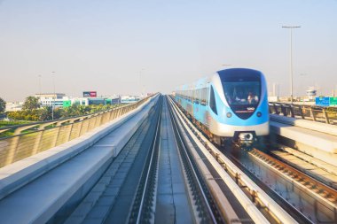 Dubai, BAE - 04 Mart 2021 Dubai Metro. Altın arabanın kokpitinden görüntü