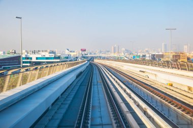 Dubai, BAE - 04 Mart 2021 Dubai Metro. Altın arabanın kokpitinden görüntü