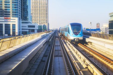 Dubai, BAE - 04 Mart 2021 Dubai Metro. Altın arabanın kokpitinden görüntü