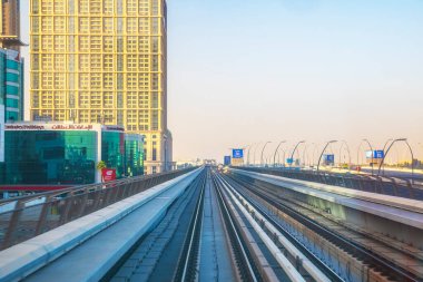 Dubai, BAE - 04 Mart 2021 Dubai Metro. Altın arabanın kokpitinden görüntü