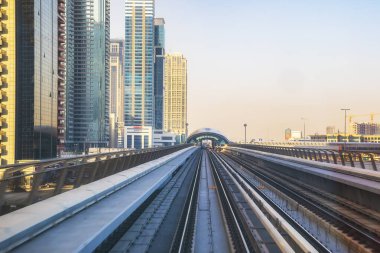 Dubai, BAE - 04 Mart 2021 Dubai Metro. Altın arabanın kokpitinden görüntü